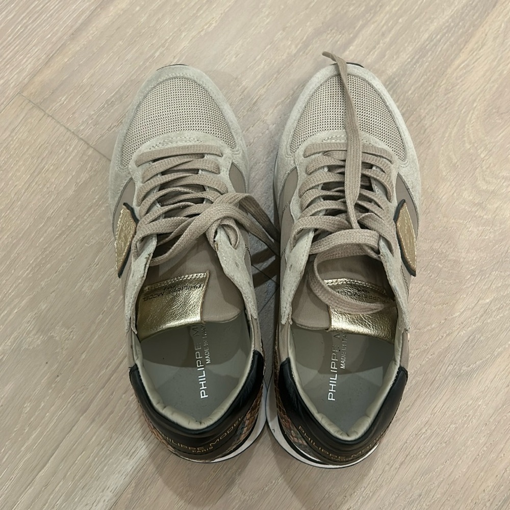 Worn only a few times great condition! Pet and smoke free house